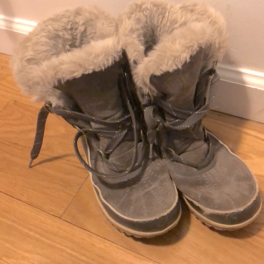 Sorel women’s winter boots size 9.5 grey. Like new condition
